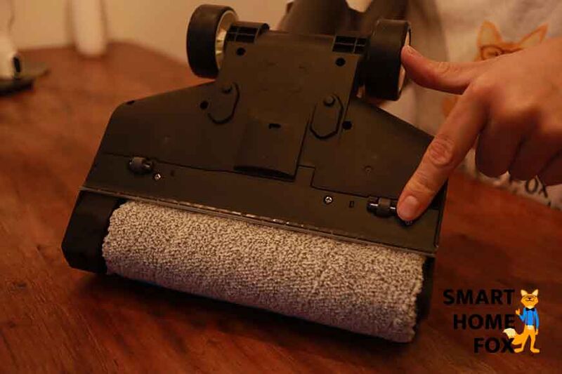 Man sieht die Bürstenwalze des Tineco Floor One S5 Combo von unten.